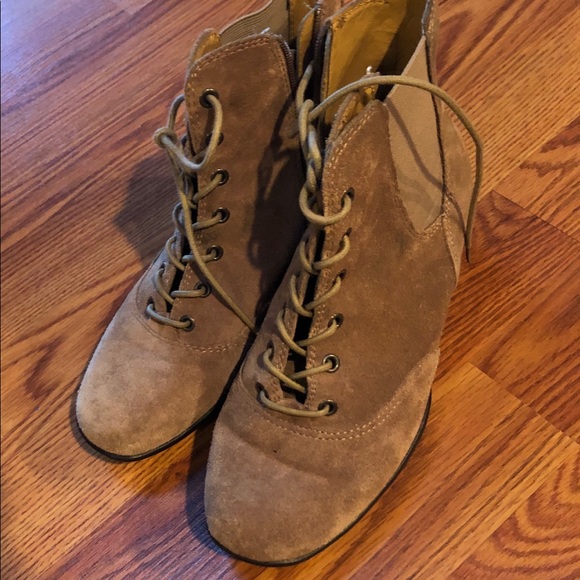 SOFTSPOTS Tan Color Suede Booties Size 7 - Picture 2 of 11